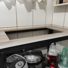 Piano cucina in laminato con foro per lavello, pronto per essere installato. Ecco come tagliare top cucina fai da te.