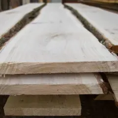 Tavole di legno grezzo, pronte per il fai-da-te e la stagionatura.