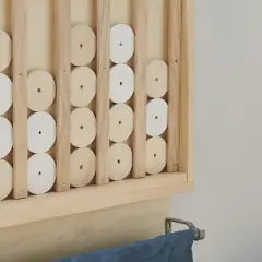 Un gioco da tavolo fai da te in legno, con dischi bianchi e naturali che scorrono su binari verticali.
