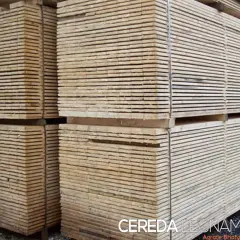 Pali di legno impilati, pronti per essere trasformati. Questo è il legno, materiale versatile e naturale.