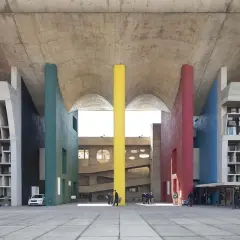 Un'iconica piazza di Chandigarh, Le Corbusier, con pilastri colorati e architettura modernista.