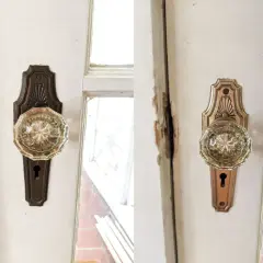 Maniglie ottone rovinate e poi restaurate, con pomelli in vetro su porte bianche.