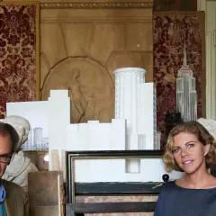 Architetti nello studio Peregalli, circondati da modelli di edifici e opere d'arte, creano visioni urbane.