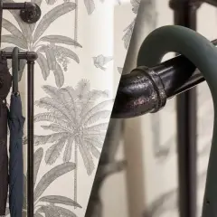 Portaombrelli fai da te in tubi industriali, con sfondo tropicale. Un tocco di stile per organizzare i tuoi ombrelli.