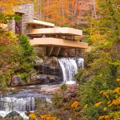 Casa sulla cascata, un capolavoro di architettura organica, si fonde con la natura autunnale e le acque impetuose.