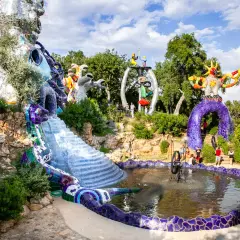 Il Giardino dei Tarocchi, un'esplosione di colori e forme fantastiche, con sculture monumentali e una fontana scintillante.