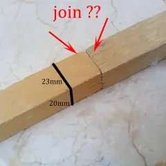 Due pezzi di legno con tagli obliqui, pronti per essere uniti. Le frecce rosse indicano il punto di giunzione.