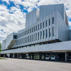 Edificio moderno con facciata a pannelli bianchi e finestre verticali, un esempio delle opere di Alvar Aalto.