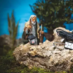 Un vecchio saggio con lanterna, parte di un presepe fai da te, accanto a un modulo LED.