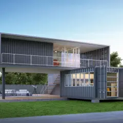 Moderna casa container su due livelli, con terrazza e vista sul giardino. Un esempio di architettura sostenibile che rispetta la normativa italiana.