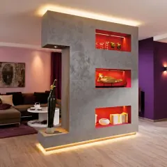 Una moderna parete divisoria con nicchie illuminate, un'idea su come creare una parete divisoria funzionale ed estetica.