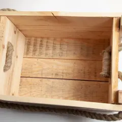 Una cassetta in legno grezzo con manici in corda, perfetta per chi vuole imparare come costruire una cassetta in legno.