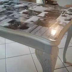 Tavolo con piano decorato con collage di vecchi giornali, un'idea originale per dipingere e personalizzare i tuoi mobili.