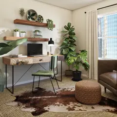 Un ufficio accogliente con un tavolo in legno, una sedia verde e molte piante per arredare con le piante. Un divano marrone e un tavolino in legno completano l'ambiente.