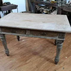 Tavolo antico in legno grezzo, pronto per essere trasformato. Scopri come rendere moderno un tavolo antico con un restyling.