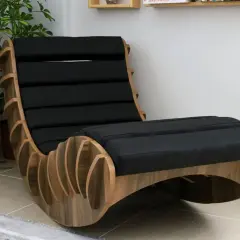 Sedia a dondolo fai da te in legno e tessuto nero, dal design moderno e accogliente, perfetta per rilassarsi.