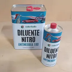 Due barattoli di diluente nitro antinebbia Coloritalia, uno da 5 litri e uno da 1 litro, pronti per la verniciatura.