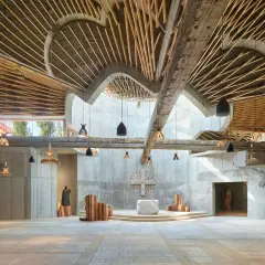 Interno di chiesa moderna con soffitto in legno e cemento, opera di Benedetta Tagliabue.
