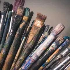 Pennelli usati, testimoni di un restauratore lavoro. Ogni setola racconta storie di arte e pazienza.