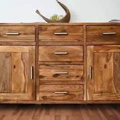 Mobile in legno massiccio, con cassetti e ante. Un mobile che necessita di cura e attenzione per riparare legno e mantenerlo splendido.