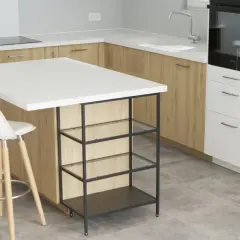 Un'elegante isola cucina fai da te con piano bianco e struttura metallica, perfetta per un angolo colazione.