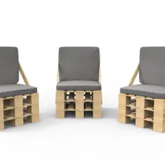 Tre sedute realizzate con pallet, con cuscini grigi, per un arredamento ecologico e di design.