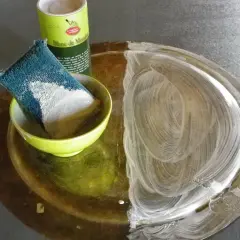 Pulire letto ottone ossidato con polvere bianca. Spugna in ciotola, prodotto in lattina.