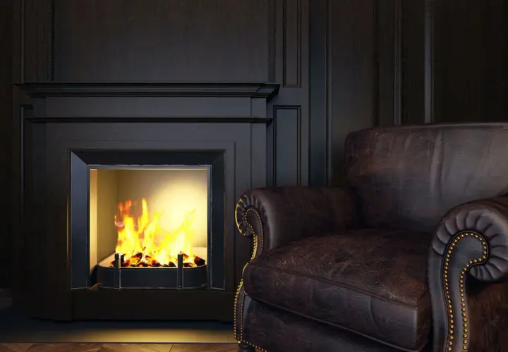 Accogliente soggiorno con camino finto fai da te e poltrona in pelle marrone.