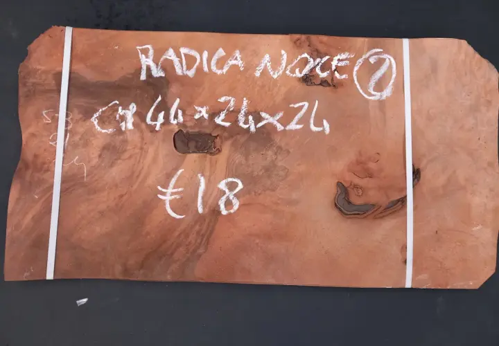 Radica di noce, 44x26x2 cm, €18. Un pezzo di legno con venature uniche, pronto per diventare un'opera d'arte.