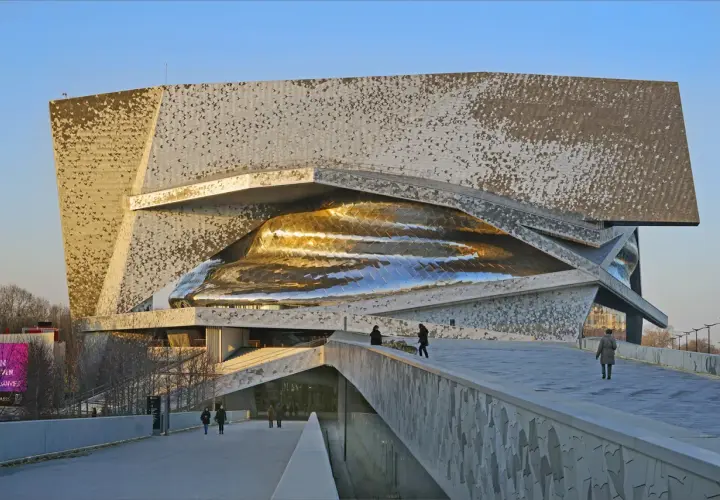 Un'iconica architettura contemporanea a Parigi, con una facciata metallica a scaglie e un nucleo dorato scintillante.