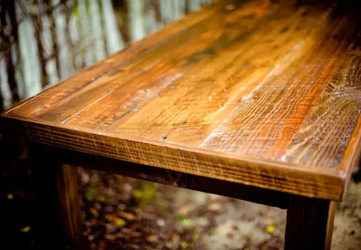 Tavolo rustico con finitura ad olio di oliva su legno grezzo, che ne esalta le venature naturali e le imperfezioni.
