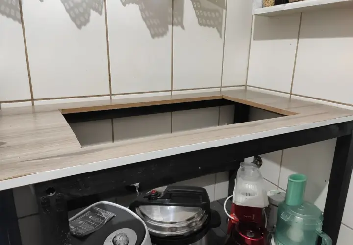 Piano cucina in laminato con foro per lavello, pronto per essere installato. Ecco come tagliare top cucina fai da te.