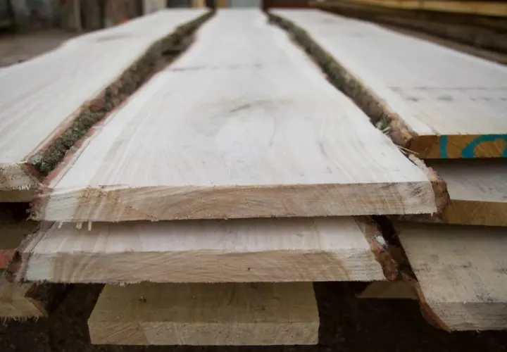 Tavole di legno grezzo, pronte per il fai-da-te e la stagionatura.