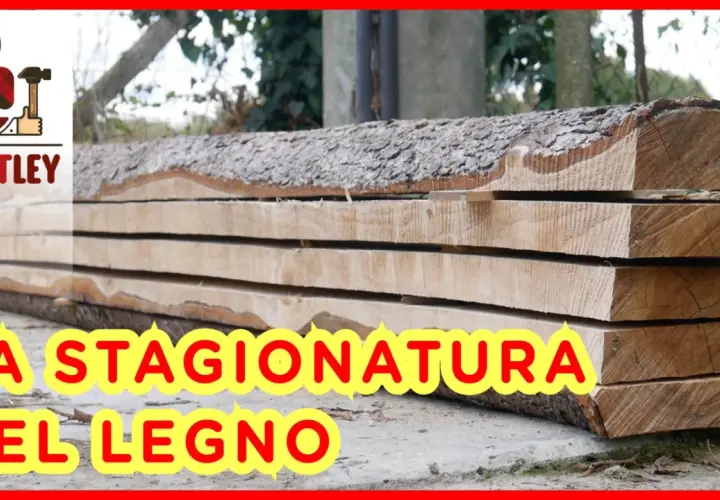 Tavole di legno grezzo impilate, pronte per la stagionatura. Il processo di stagionatura del legno è fondamentale per la sua durabilità.