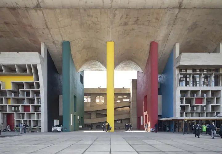 Un'iconica piazza di Chandigarh, Le Corbusier, con pilastri colorati e architettura modernista.