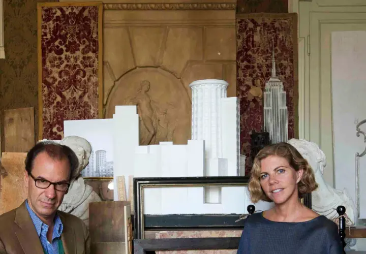 Architetti nello studio Peregalli, circondati da modelli di edifici e opere d'arte, creano visioni urbane.