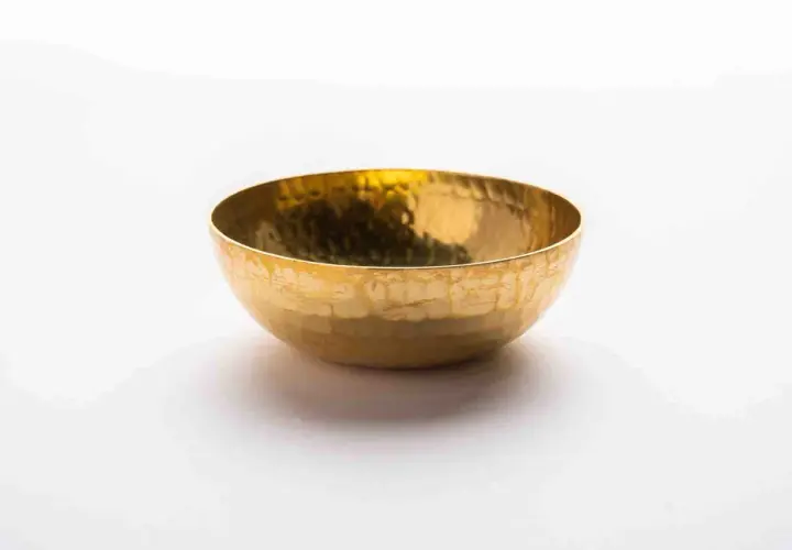 Ciotola in bronzo martellato, il bronzo si ossida creando sfumature dorate e texture uniche.