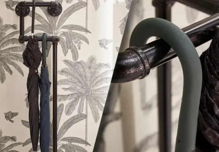 Portaombrelli fai da te in tubi industriali, con sfondo tropicale. Un tocco di stile per organizzare i tuoi ombrelli.