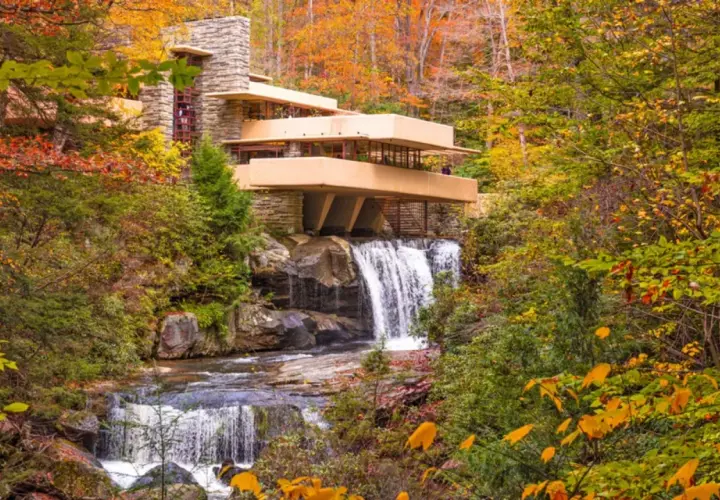 Casa sulla cascata, un capolavoro di architettura organica, si fonde con la natura autunnale e le acque impetuose.