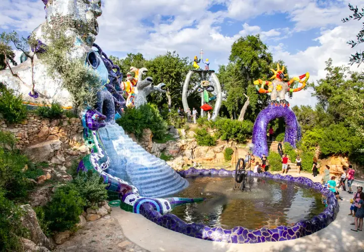 Il Giardino dei Tarocchi, un'esplosione di colori e forme fantastiche, con sculture monumentali e una fontana scintillante.