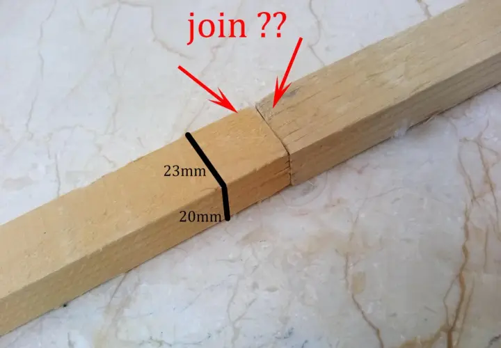 Due pezzi di legno con tagli obliqui, pronti per essere uniti. Le frecce rosse indicano il punto di giunzione.