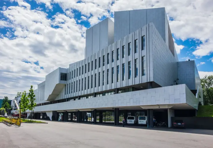 Edificio moderno con facciata a pannelli bianchi e finestre verticali, un esempio delle opere di Alvar Aalto.