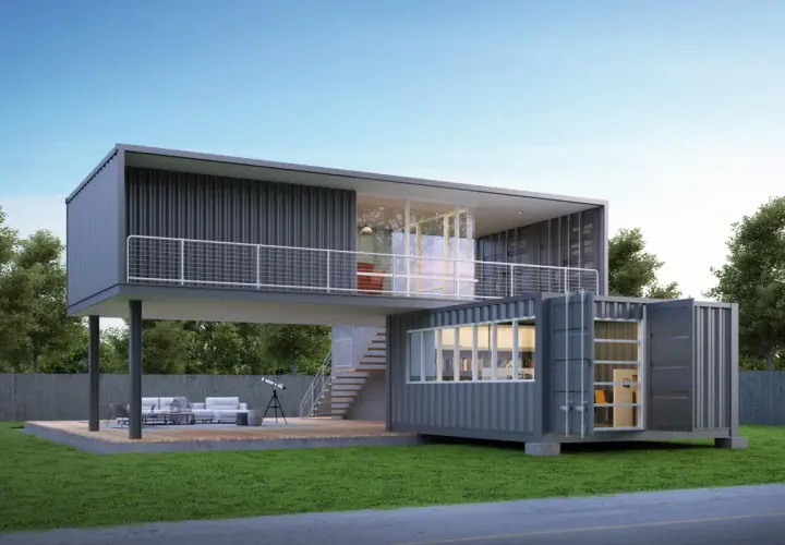 Moderna casa container su due livelli, con terrazza e vista sul giardino. Un esempio di architettura sostenibile che rispetta la normativa italiana.
