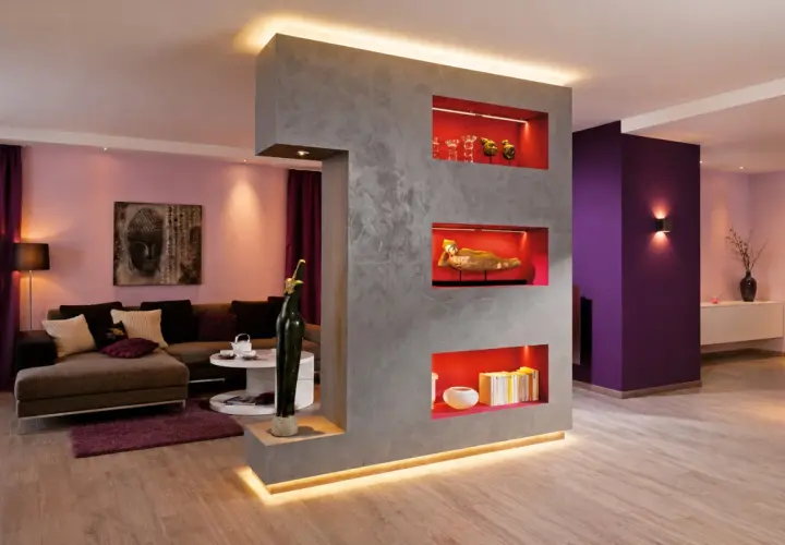 Una moderna parete divisoria con nicchie illuminate, un'idea su come creare una parete divisoria funzionale ed estetica.