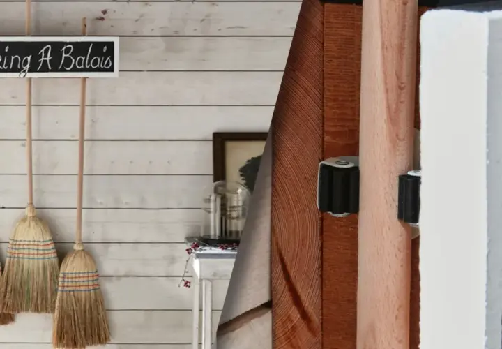 Idee portascope fai da te: tre scope appese a una lavagnetta "Parking à Balais" su parete di legno sbiancato.