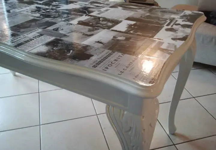 Tavolo con piano decorato con collage di vecchi giornali, un'idea originale per dipingere e personalizzare i tuoi mobili.
