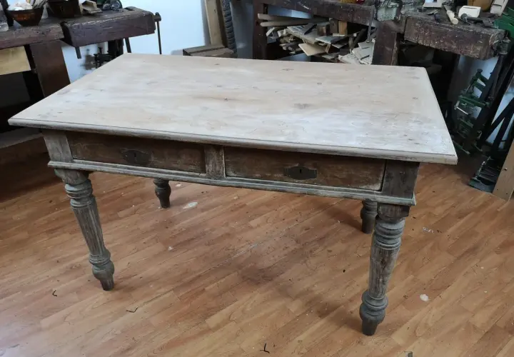 Tavolo antico in legno grezzo, pronto per essere trasformato. Scopri come rendere moderno un tavolo antico con un restyling.