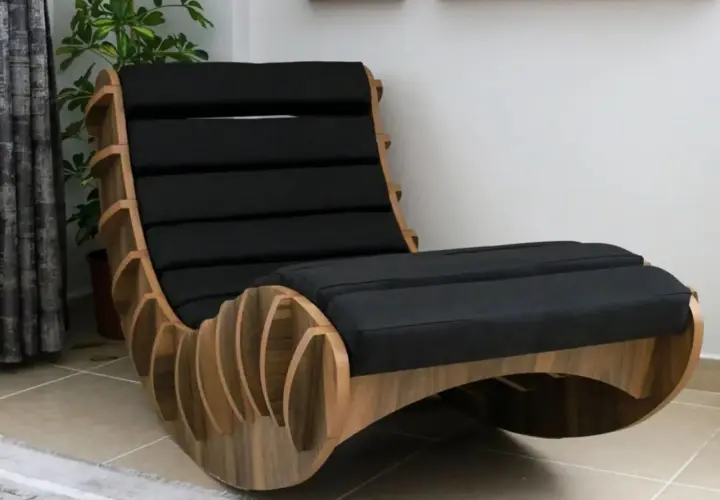 Sedia a dondolo fai da te in legno e tessuto nero, dal design moderno e accogliente, perfetta per rilassarsi.