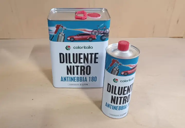 Due barattoli di diluente nitro antinebbia Coloritalia, uno da 5 litri e uno da 1 litro, pronti per la verniciatura.
