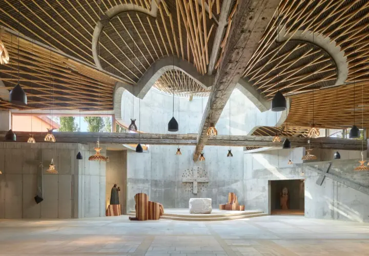 Interno di chiesa moderna con soffitto in legno e cemento, opera di Benedetta Tagliabue.